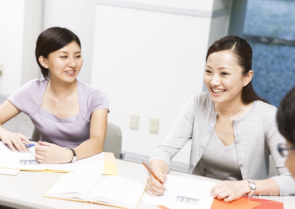 如何预算办公室装修成本？