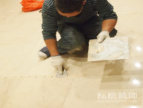 办公室装修瓷砖上铺木地板可以吗？